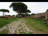 04995 ostia - regio i - insula xix - aula dei mensores (i,xix,3) - blick ri osten.jpg